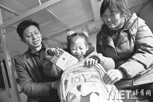 這是范勇一家在北京過得第二個(gè)春節(jié)，小女兒給記者展示習(xí)總書記送的書。