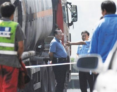 陜西“表哥”楊達(dá)才在車(chē)禍現(xiàn)場(chǎng)。資料圖