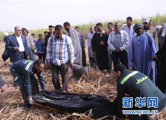 2月26日，在埃及旅游城市盧克索附近，急救人員在熱氣球事故現(xiàn)場(chǎng)搬運(yùn)遇難者遺體。 新華社發(fā)