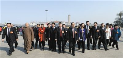 昨日，中國人民政治協(xié)商會議第十二屆全國委員會第一次會議在北京人民大會堂開幕。這是全國政協(xié)委員走向人民大會堂。新華社記者 陳樹根 攝