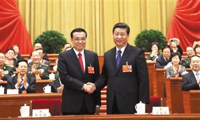 昨日，人大會(huì)議投票表決，決定李克強(qiáng)為國(guó)務(wù)院總理后，習(xí)近平和李克強(qiáng)親切握手。 新華社記者 蘭紅光 攝