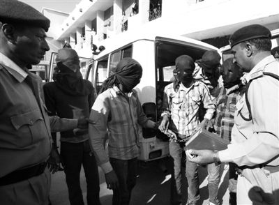 3月18日，印度中央邦，涉嫌輪奸瑞士女游客的男子被押往法庭。據(jù)悉，6名男子均面臨搶劫指控，其中4人面臨強(qiáng)奸指控。