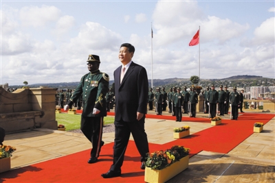 3月26日，南非總統(tǒng)祖馬在比勒陀利亞聯(lián)邦大廈前廣場舉行儀式，歡迎中國國家主席習近平訪問南非。這是習近平檢閱儀仗隊。新華社記者 蘭紅光 攝