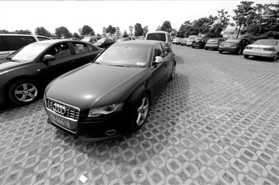 3月30日，掛有AZG(安徽政府公務(wù)的拼音縮寫）通行證的車輛停放在合肥市小蜀山公墓停車場內(nèi)。