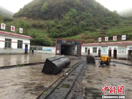 事故發(fā)生于5日晚22時(shí)許，事發(fā)時(shí)共有41人在井下作業(yè)，其中有32人安全升井，9人被困井下。