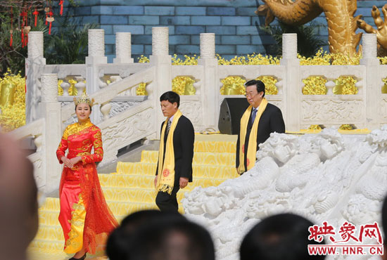 　河南省委書記、省人大常委會主任郭庚茂，河南省省長謝伏瞻敬獻花籃。映象網(wǎng)記者 邵恰 攝