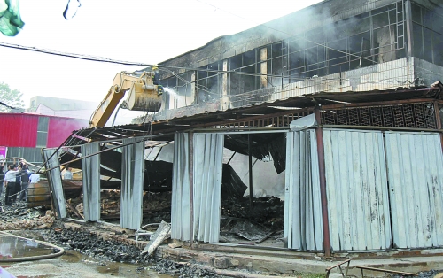 大火燒了近4個小時，中牟縣貿(mào)易區(qū)被燒得面目全非。