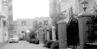 拉警戒線的地方就是高家居住的15號樓。高天峰居住在榮華小區(qū)一棟復(fù)式二層樓，三戶人家各有獨院。榮華小區(qū)一名業(yè)主供圖