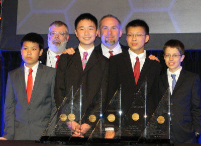 孫嘯秋(右二)與獲得團(tuán)體組冠軍的隊(duì)友任昊淼(前左一)、林浩然(前左二)、Matthew Lipman