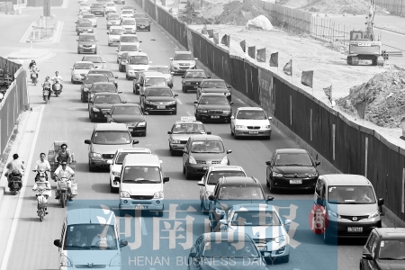 因施工封路，中州大道上的車輛行駛緩慢 王春勝/攝