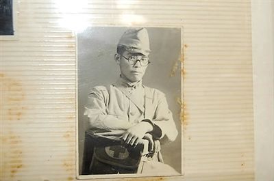 韓國媒體5月23日還公布了日本老兵松本正義當(dāng)年在軍隊(duì)服役的圖片。