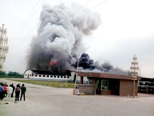 現(xiàn)場濃煙滾滾。