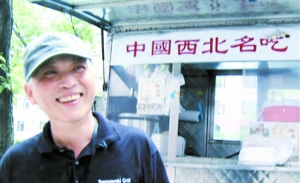 中國男子紐約擺攤否認(rèn)日賺800美金 2次為罰單出庭 中國男子紐約擺攤否認(rèn)日賺800美金 2次為罰單出庭