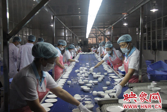 網(wǎng)友和群眾正在參觀餐具的消毒過(guò)程 網(wǎng)友和群眾正在參觀餐具的消毒過(guò)程