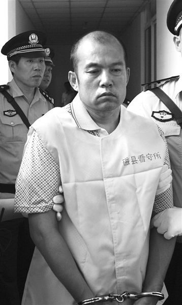 王書金前日被帶往邯鄲中院受審。 新華社發(fā) 王書金前日被帶往邯鄲中院受審。 新華社發(fā)