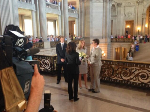 同性伴侶斯蒂爾和克里斯汀在舊金山市政廳舉行婚禮，這是自2008年加州8號(hào)提案通過(guò)以來(lái)，加州的首場(chǎng)同性婚禮。