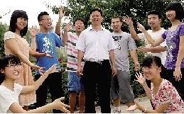 同學(xué)們用手臂連成光環(huán)，把班主任老師圍起來(lái)，表達(dá)對(duì)他的敬意和謝意。