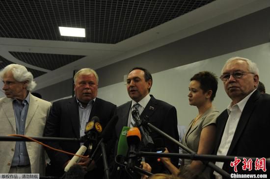 據(jù)外媒報(bào)道，美國(guó)“棱鏡”監(jiān)控計(jì)劃泄密者愛德華·斯諾登于莫斯科時(shí)間7月12日在莫斯科謝列梅捷沃機(jī)場(chǎng)與多家人權(quán)機(jī)構(gòu)代表人士舉行會(huì)談。圖為參加會(huì)談的人權(quán)代表接受媒體采訪。