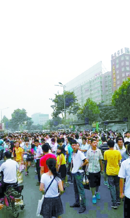 　早高峰等公交，場(chǎng)面蔚為壯觀（網(wǎng)友供圖）。