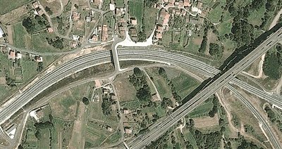 事發(fā)地的急轉(zhuǎn)彎道。以下是監(jiān)控視頻截圖。