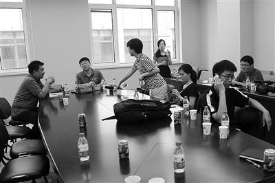 昨日，什剎海街道辦事處第四會(huì)議室，“什剎海女童練攤父親被打”事件的通氣會(huì)現(xiàn)場(chǎng)。