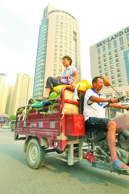 多賣瓜，瓜農(nóng)在烈日下奔波忙碌。