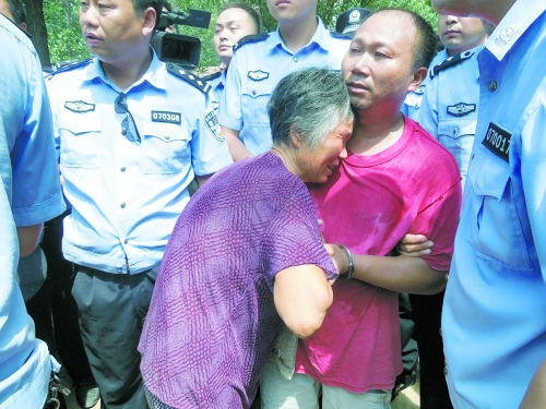 潛逃23年，歸案之時(shí)再見父母，最不能承受的究竟是誰？