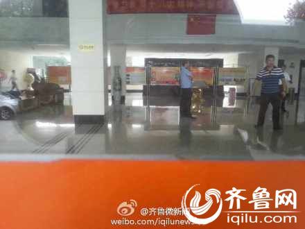 8月8號(hào)下午14時(shí)許，一女子在山東省衛(wèi)生廳辦公大樓三樓的一間辦公室內(nèi)，被一名年輕男子劫持。