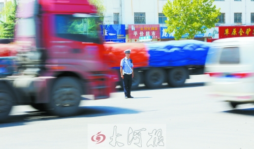 連霍高速受橋梁爆破影響禁止通車，310國(guó)道車流量迅速增加，當(dāng)?shù)亟痪块T安排大量警力保障道路暢通。