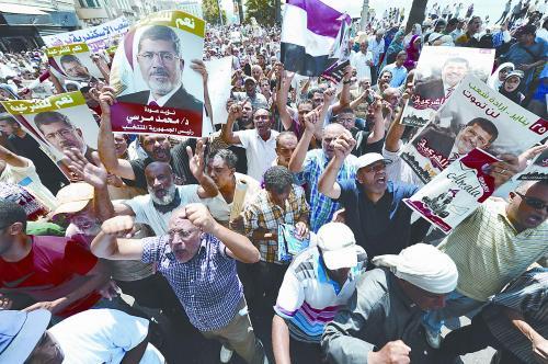 16日，穆爾西的支持者進(jìn)行“憤怒的星期五”大游行，抗議軍方清場(chǎng)行動(dòng)造成嚴(yán)重人員傷亡。