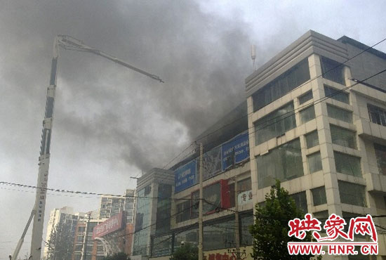 高空滅火消防車在努力控制火勢(shì) 高空滅火消防車在努力控制火勢(shì)