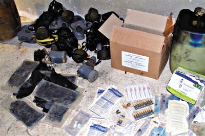 24日，敘利亞政府對外展示在大馬士革朱巴爾區(qū)破獲的反對派軍火庫中的化學(xué)制劑。新華社發(fā)