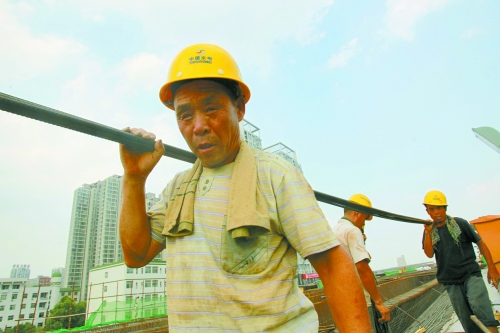 農(nóng)民工工作辛苦，權(quán)益理應(yīng)有保障。