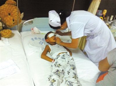 昨日傍晚，山西省眼科醫(yī)院醫(yī)生給斌斌點(diǎn)了兩次“眼藥水”。