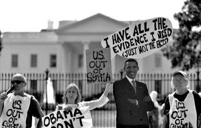 2日，反戰(zhàn)人士在白宮前高舉標語，抗議美國可能對敘動武。