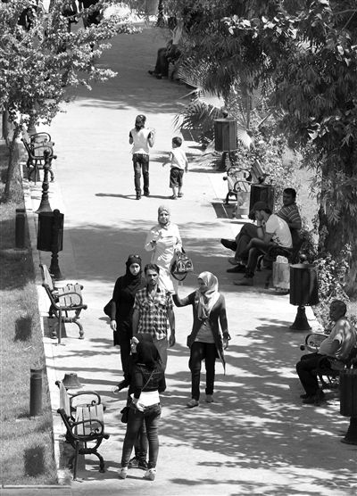 9月5日，敘利亞首都大馬士革，市民在街頭的一處公園內(nèi)散步。