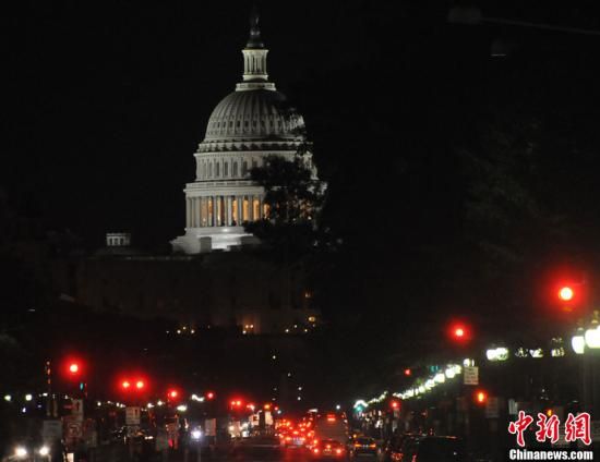 入夜后國會(huì)山前警燈一片，加強(qiáng)警戒。中新社發(fā) 德永健 攝