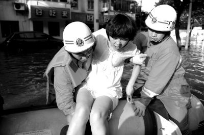 10月10日，前來余姚支援的杭州消防支隊武警官兵在南西路幫助轉(zhuǎn)移被困群眾。新華社發(fā)