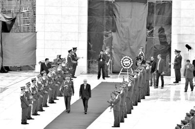 2012年11月27日，開棺檢驗阿拉法特尸骨后，巴方為其舉辦重新安葬儀式。