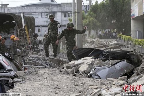 10月15日，菲律賓中部地區(qū)發(fā)生7.2級地震，災(zāi)情持續(xù)擴大，菲官方稱地震已造成宿務(wù)、保和等省份數(shù)十人遇難，數(shù)百人受傷，大批建筑物受損。圖為菲律賓軍方在搜救被困者。