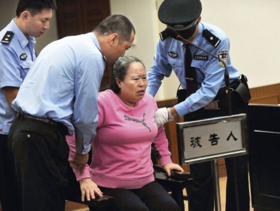 9月24日，在公訴人宣讀起訴書(shū)時(shí)，丁書(shū)苗因身體不停顫抖一度站立不穩(wěn)，被法警扶住
