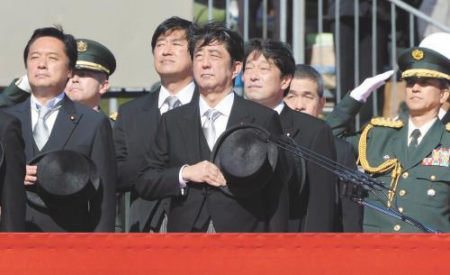 　27日上午，日本首相安倍晉三在琦玉縣的自衛(wèi)隊朝霞訓練場出席陸上自衛(wèi)隊年度閱兵式