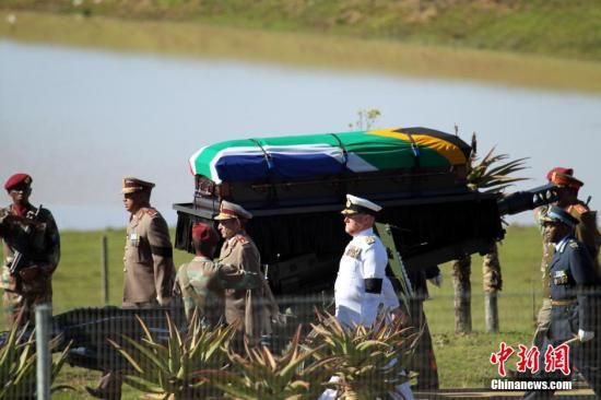 圖為南非海、陸、空三軍首腦為曼德拉護靈。宋方燦 攝