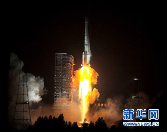 12月21日,載有玻利維亞通信衛(wèi)星的長征三號乙運載火箭點火發(fā)射。當(dāng)日零時42分,我國在西昌衛(wèi)星發(fā)射中心用長征三號乙運載火箭,成功將玻利維亞通信衛(wèi)星發(fā)射升空,衛(wèi)星順利進(jìn)入預(yù)定軌道。玻利維亞通信衛(wèi)星是該國擁有的第一顆衛(wèi)星。新華社記者 燕雁 攝