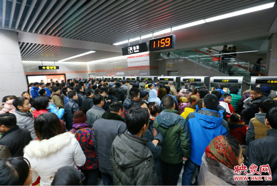 11點(diǎn)59分，紫金山地鐵站售票機(jī)前擠滿了買票的市民，場(chǎng)面如同春運(yùn)
