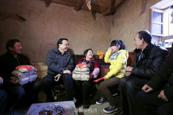 27日，李克強(qiáng)到安康旬陽金坡村看望留守兒童。