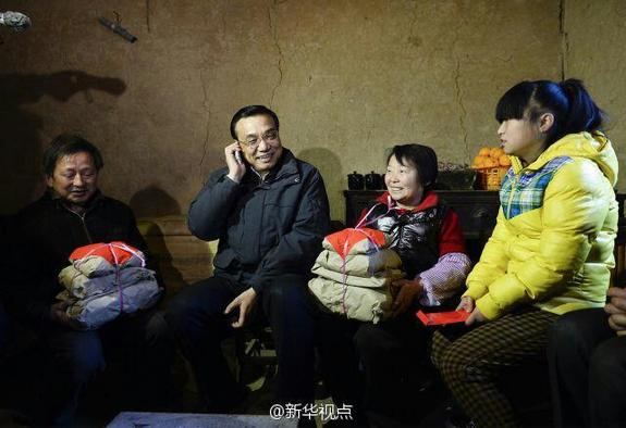 27日，李克強(qiáng)到安康旬陽金坡村看望留守兒童。