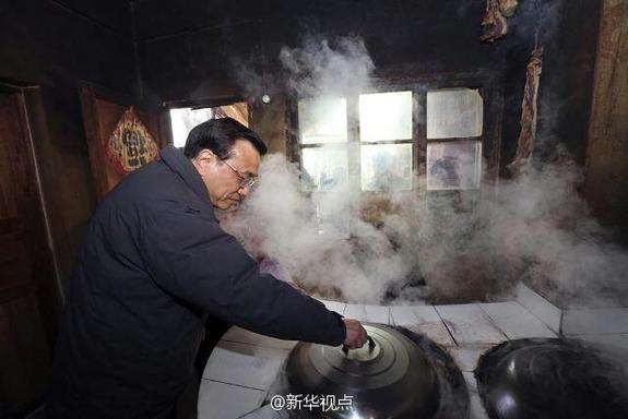 27日，李克強(qiáng)到安康旬陽金坡村看望留守兒童。