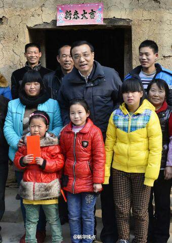 27日，李克強(qiáng)到安康旬陽金坡村看望留守兒童。