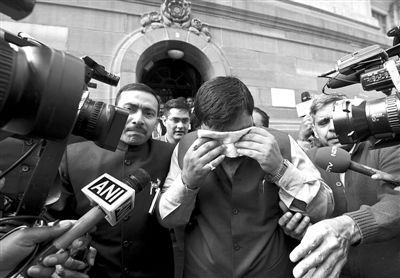 13日，印度議會(huì)下院開(kāi)會(huì)時(shí)發(fā)生混亂，議員打作一團(tuán)，甚至有議員噴辣椒噴霧，致使不少議員呼吸困難，倉(cāng)促離